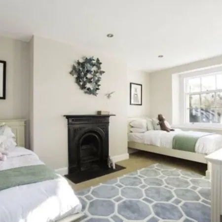Clontarf Seafront Luxury - Victorian Period House *